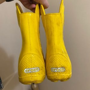toddler yellow croc rain boots handle it